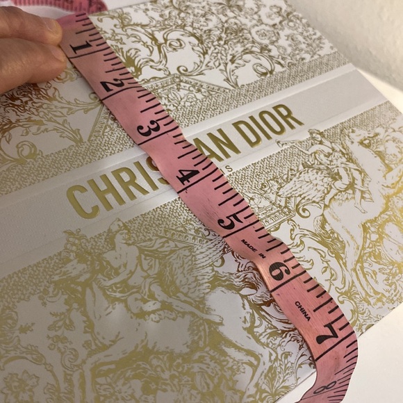 DIOR Holiday Gift Box - Picture 12 of 15